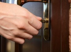 Что делать если заклинило входную дверь