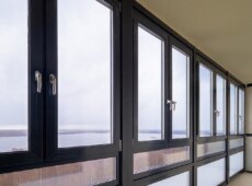 Причины делать теплое остекление балкона в Звенигороде профилями Рехау